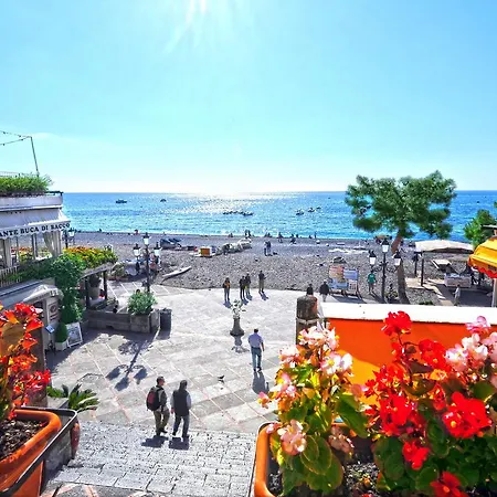 Costanzo Beachfront Air Conditioning And Free Wi-fi *