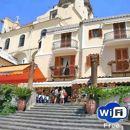 Costanzo Beachfront Air Conditioning And Free Wi-fi Apartmán
